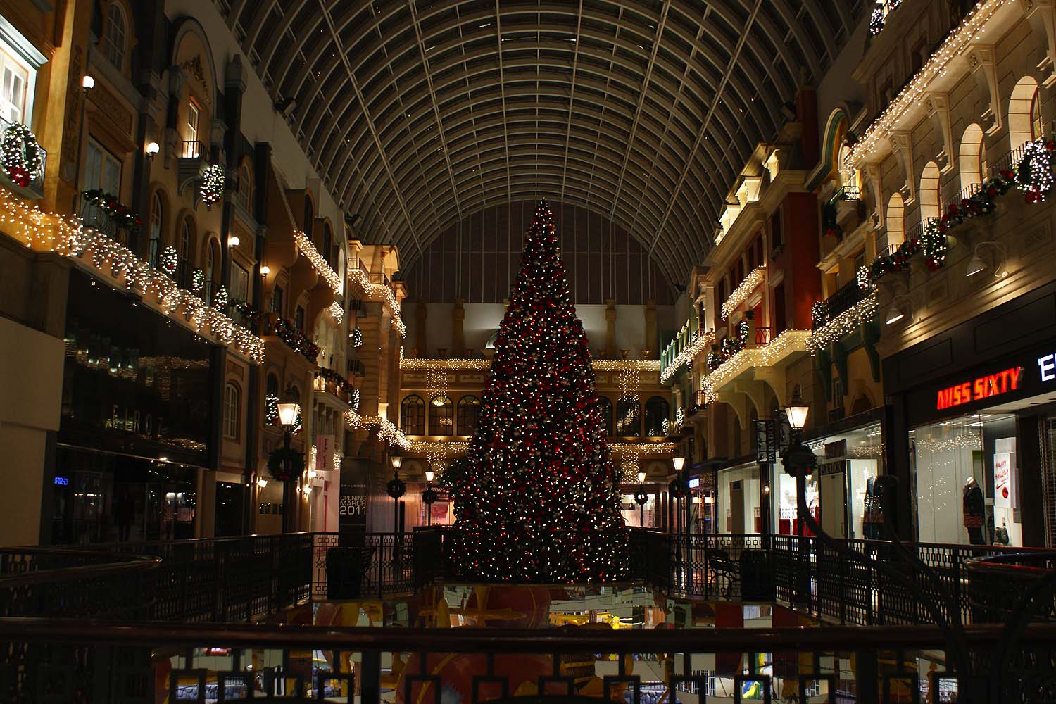 west-edmonton-mall-christmass-tree